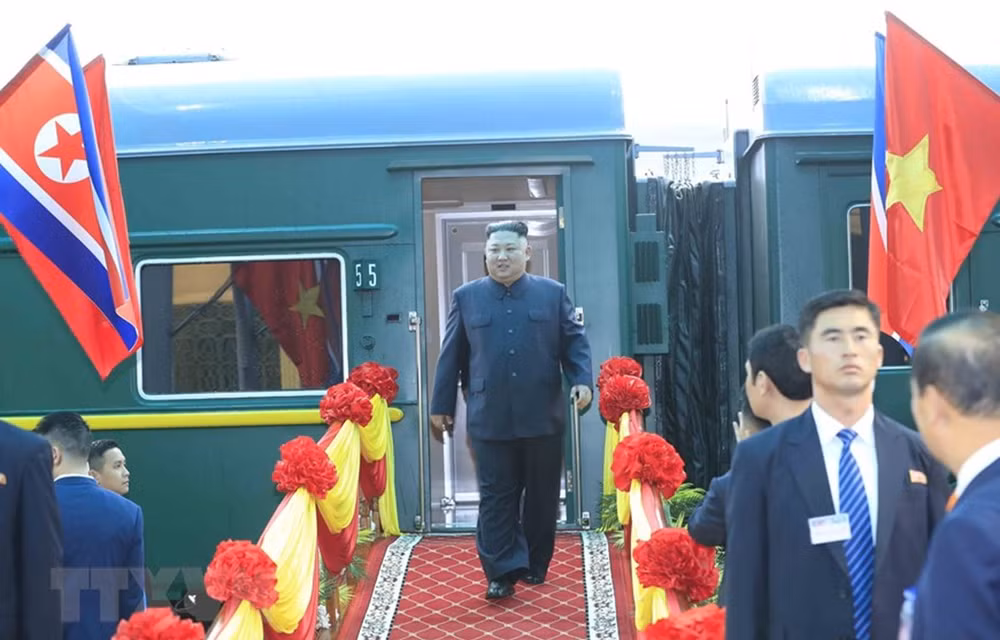 La presse internationale couvre intensément la visite du leader nord-coréen au Vietnam ảnh 1