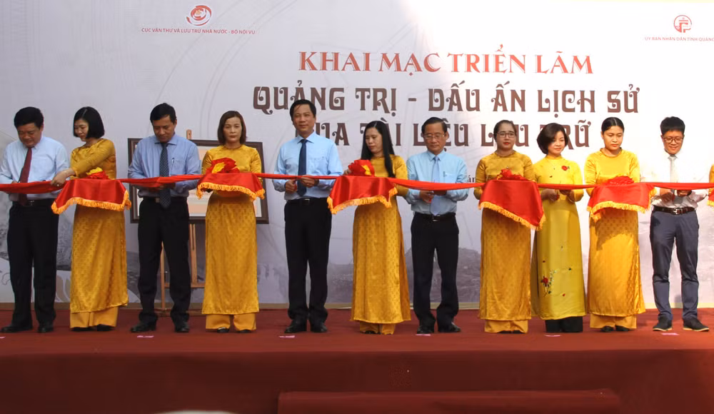 Ouverture de l'exposition « Quang Tri - Empreintes historiques à travers les archives » ảnh 1