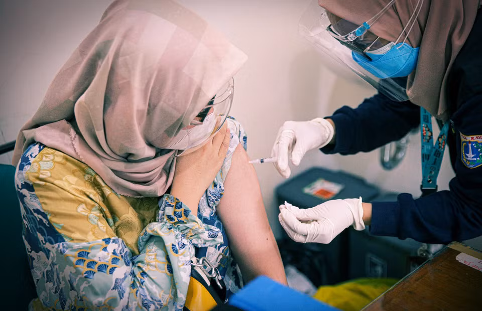 COVID-19: l'Indonésie prévoit de vacciner toute la population cible ce mois-ci ảnh 1