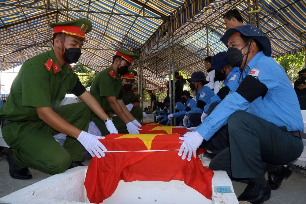 Kien Giang: Inhumation des restes de 175 soldats tombés pendant la guerre ảnh 1