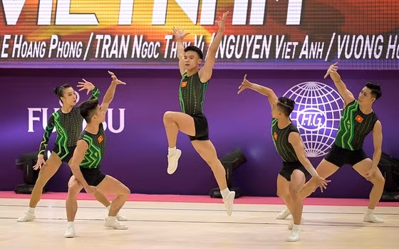 Aérobic: le Vietnam remporte pour la première fois une médaille d'or au Championnat du monde ảnh 1