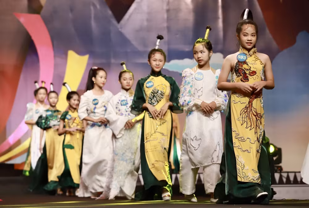 Le Festival d'ao dai des enfants du Vietnam promeut la quintessence de la culture nationale ảnh 2