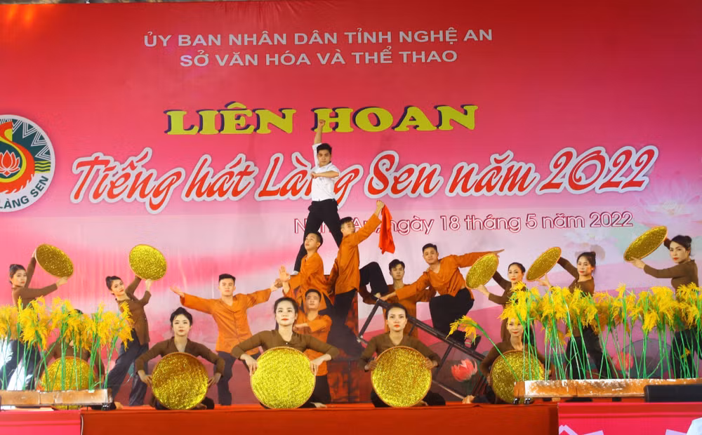 Diverses activités célébrant le 132e anniversaire du Président Ho Chi Minh à travers le pays ảnh 2