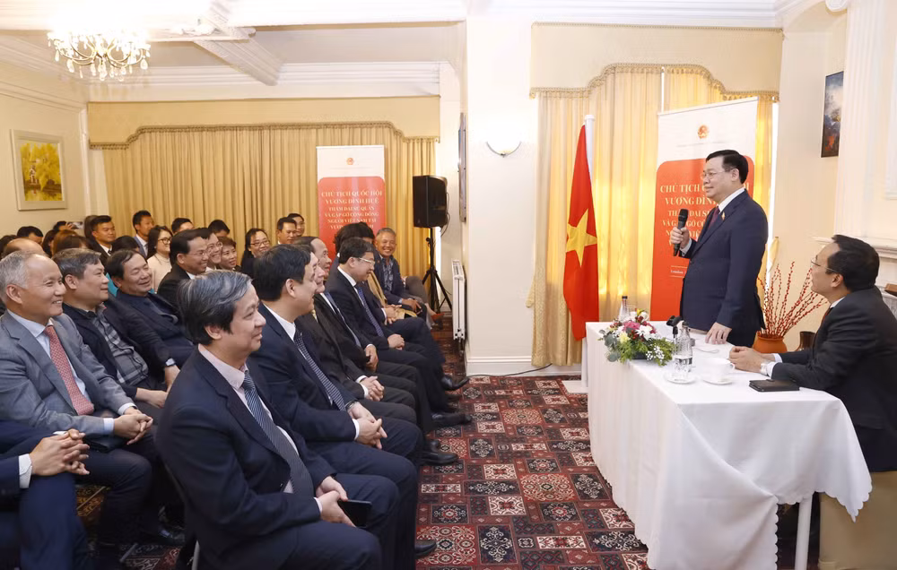 Le président de l'AN Vuong Dinh Hue arrive à Londres pour sa visite officielle au Royaume-Uni ảnh 3