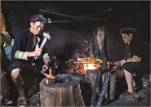 Garder la flamme des forges artisanales des Dao ảnh 1