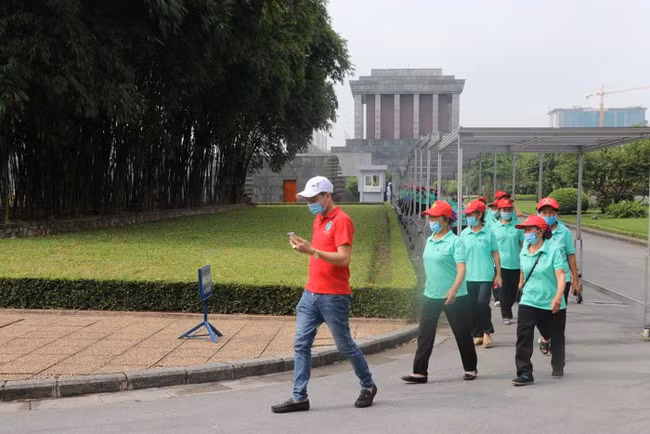 Les Vietnamiens rendent hommage au Président Hô Chi Minh ảnh 1