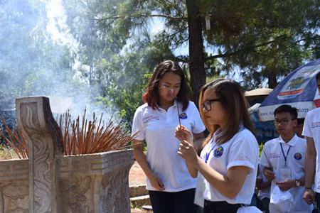 Des jeunes Viêt kiêu visitent l’ancienne citadelle de Quang Tri ảnh 1