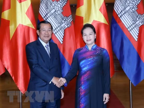 Entrevue entre la présidente de l'AN Nguyen Thi Kim Ngan et le PM cambodgien ảnh 1