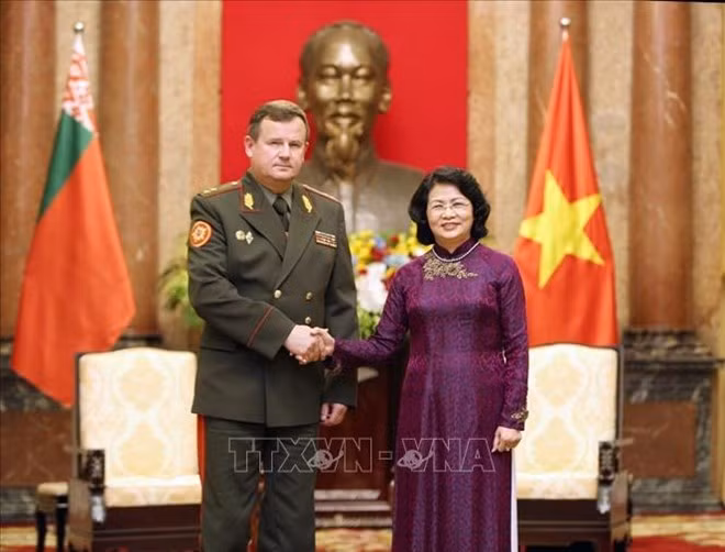 ​La vice-présidente Dang Thi Ngoc Thinh reçoit le ministre biélorusse de la Défense ảnh 1