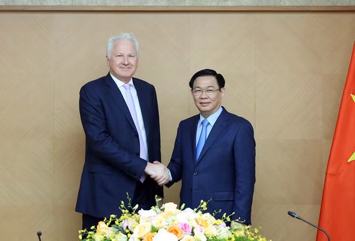 Le vice-Premier ministre Vuong Dinh Hue reçoit le président du groupe Clermont ảnh 1