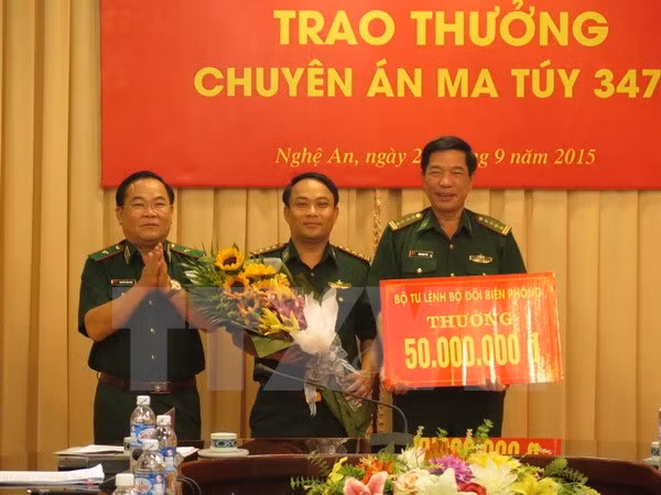 Trois personnes arrêtées pour trafic transfrontalier de drogue ảnh 1
