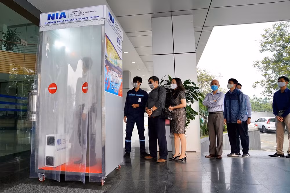 COVID-19: l'aéroport international de Noi Bai met en service la chambre de désinfection ảnh 1