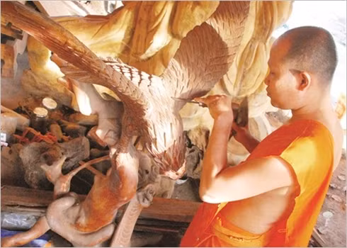 Les moines - sculpteurs de la pagode Doi ảnh 1