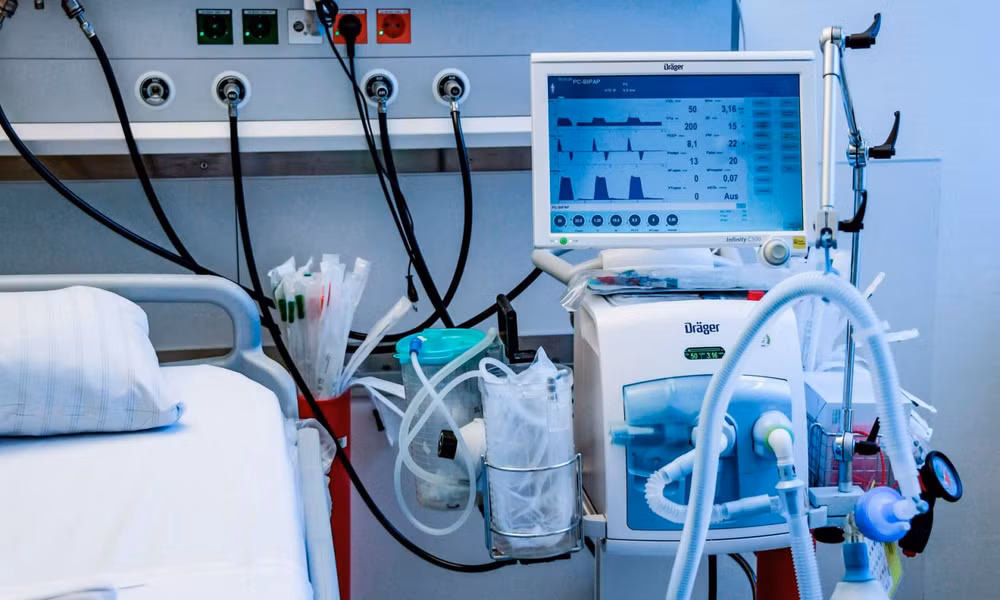 COVID-19 : la fondation internationale Temasek de Singapour remet dix ventilateurs au Vietnam ảnh 1