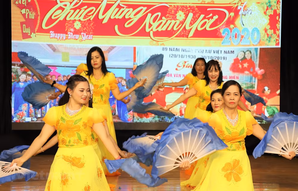 Les Vietnamiens à Macau (Chine) célèbrent le Nouvel An 2020 ảnh 1