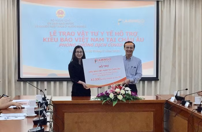 Dons d'équipements médicaux aux Vietnamiens à l'étranger en Europe pour lutter contre le COVID-19 ảnh 1