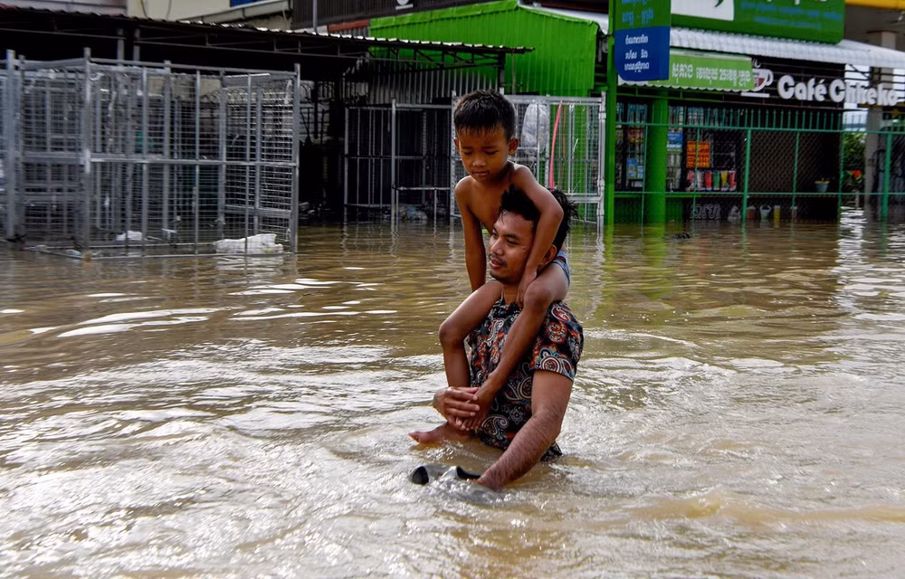 Inondations à grande échelle : le Cambodge intensifie ses activités de secours ảnh 1 Inondations à grande échelle : le Cambodge intensifie ses activités de secours ảnh 1