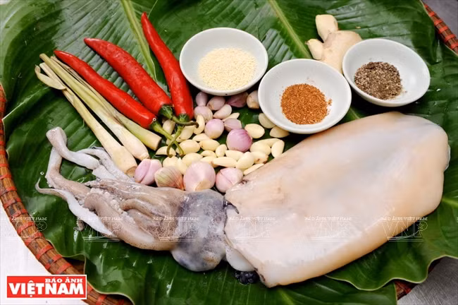 Calmars grillés au piment et à la citronnelle ảnh 1