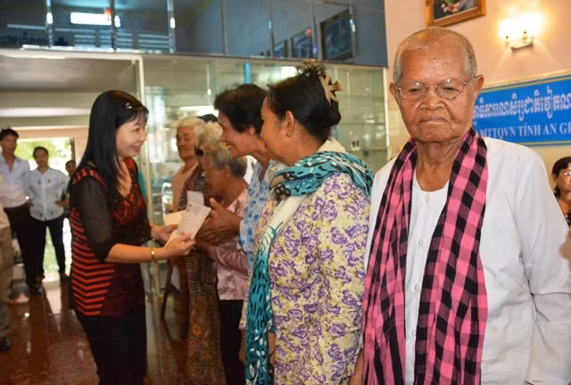 Cadeaux aux Viêt kiêu et Cambodgiens pauvres au Cambodge ảnh 1