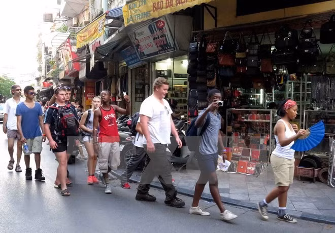 Le Vietnam accueille plus d’un million de touristes étrangers en octobre ảnh 1