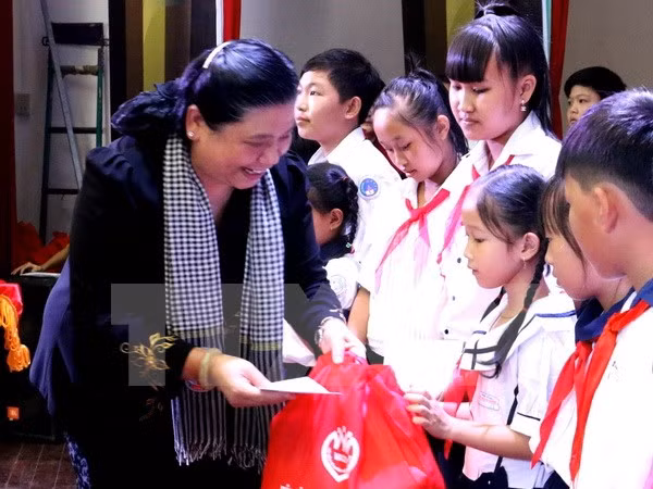 Fête de la mi-automne: remise de cadeaux à des enfants démunis ảnh 1