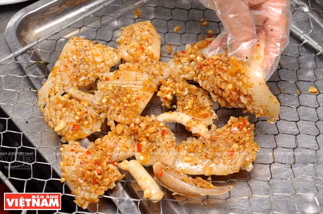 Calmars grillés au piment et à la citronnelle ảnh 2