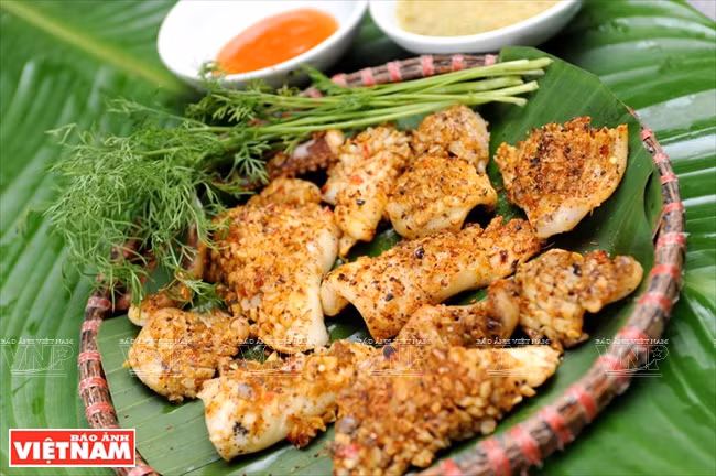 Calmars grillés au piment et à la citronnelle ảnh 4