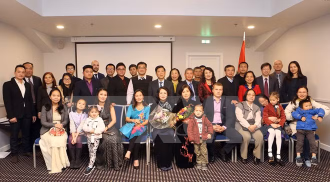 Mme Dang Thi Ngoc Thinh rencontre des représentants des Vietnamiens en Lettonie ảnh 1