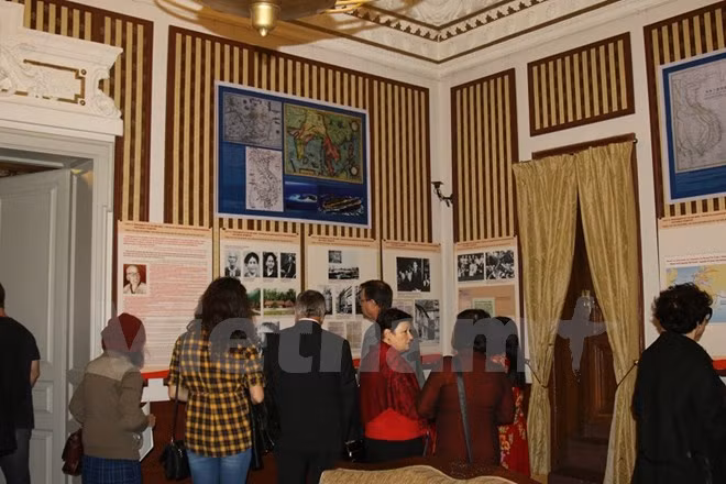 Exposition photographique et séminaire sur le Président Hô Chi Minh en Bulgarie ảnh 1