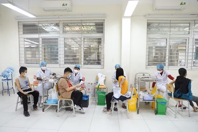 COVID-19: le PM ordonne d'accélérer les 3e et 4e injections ảnh 1