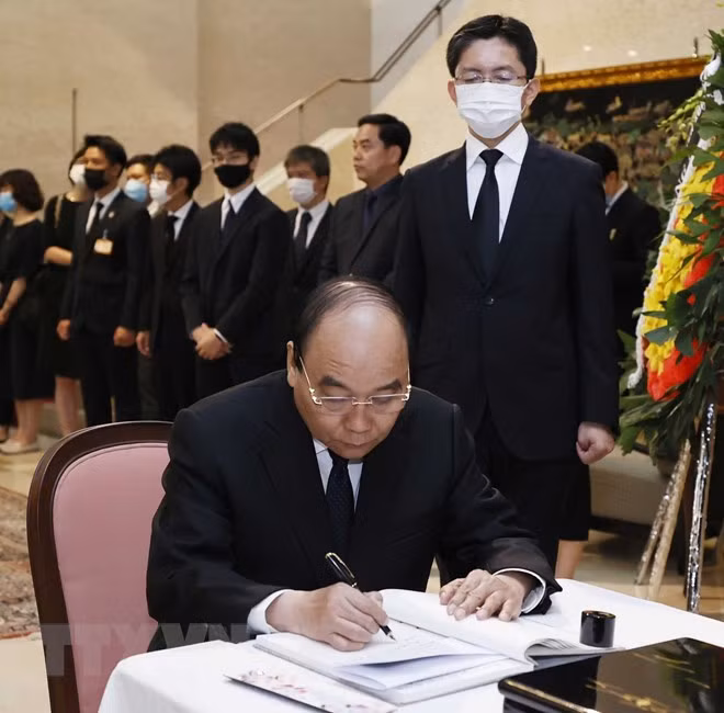 Les dirigeants vietnamiens expriment leurs condoléances pour le décès d'Abe Shinzo ảnh 1 Les dirigeants vietnamiens expriment leurs condoléances pour le décès d'Abe Shinzo ảnh 1