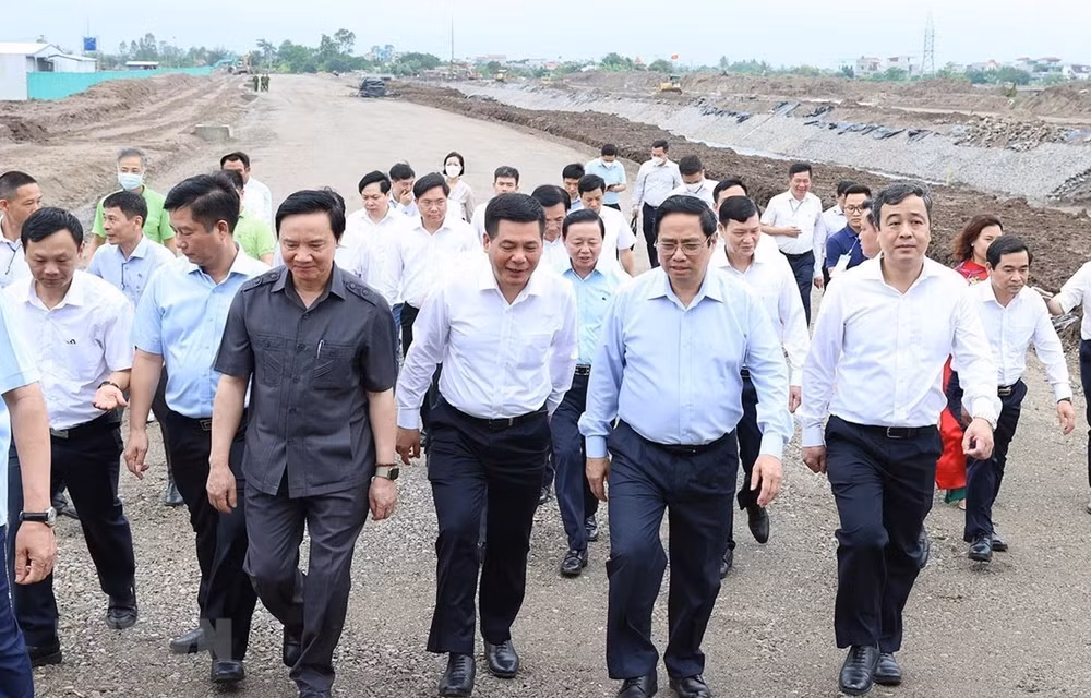 Le PM visite des établissements socio-économiques à Thai Binh ảnh 1