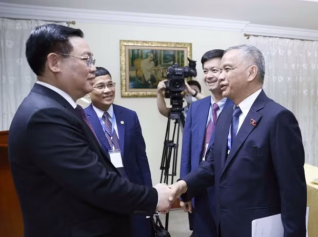 Les entreprises sont invitées à aider à faire des percées au liens économiques Vietnam-Laos ảnh 2
