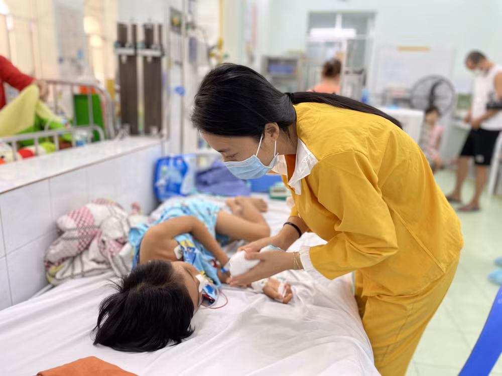 Covid-19 : le Vietnam enregistre 1.587 nouveaux cas en 24 heures ảnh 1