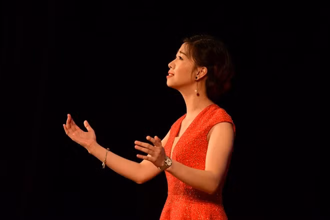 Une chanteuse vietnamienne brille au concours international "КИТ" en Russie ảnh 1 Une chanteuse vietnamienne brille au concours international "КИТ" en Russie ảnh 1