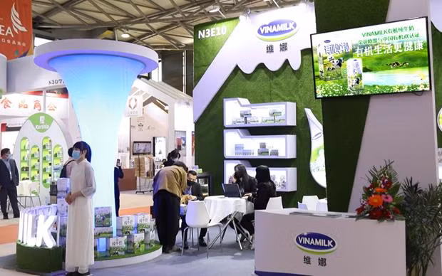 Vinamilk présente des produits laitiers biologiques « doubles normes » au salon FHC de Shanghai ảnh 1