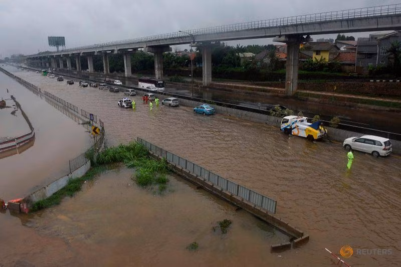 Indonésie : Au moins neuf morts lors des inondations du Nouvel An à Jakarta ảnh 1