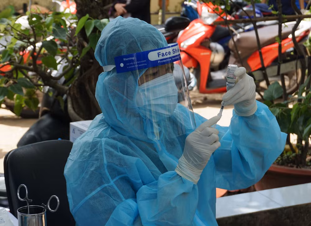 HCM-Ville prévoit d'administrer la 4e dose de vaccin contre le COVID-19 ảnh 1