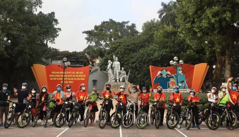 SEA Games 31 : Tour à vélo dans le village de la céramique de Bat Tràng ảnh 1