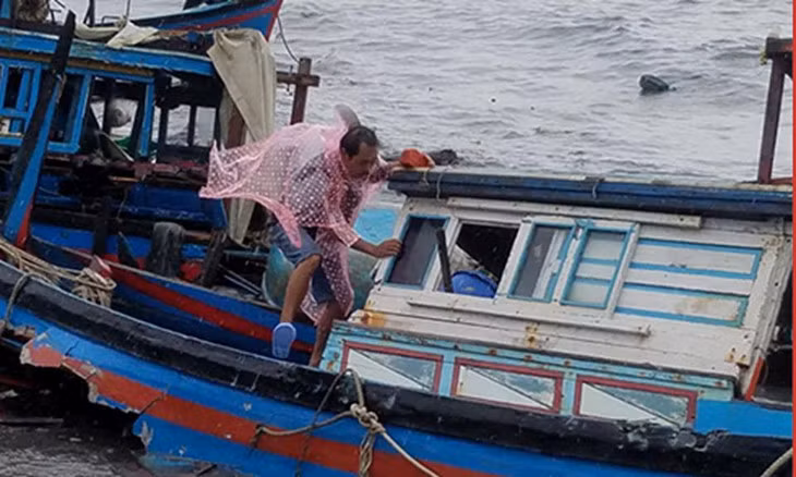 Le typhon Damrey ravage des localités au Centre ảnh 1