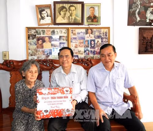 Des responsables vietnamiens rendent visite aux personnes méritantes ảnh 1