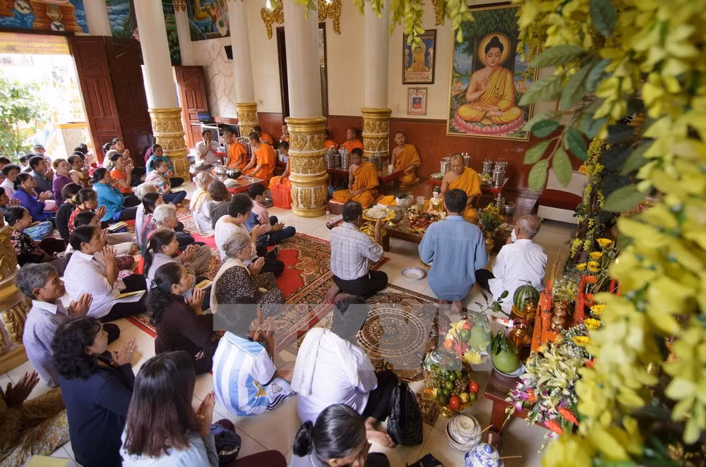 Bac Lieu : Remise de cadeaux aux Khmers en l'honneur de la fête Sene Dolta ảnh 1