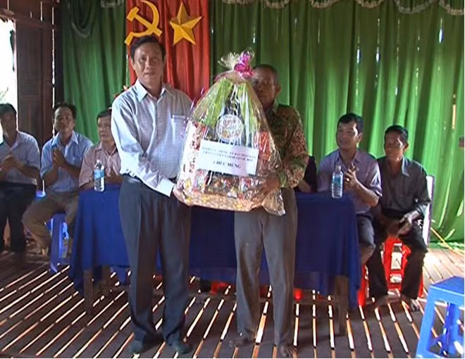 Remise de cadeaux aux Khmers en l'honneur de la fête Sene Dolta ảnh 1