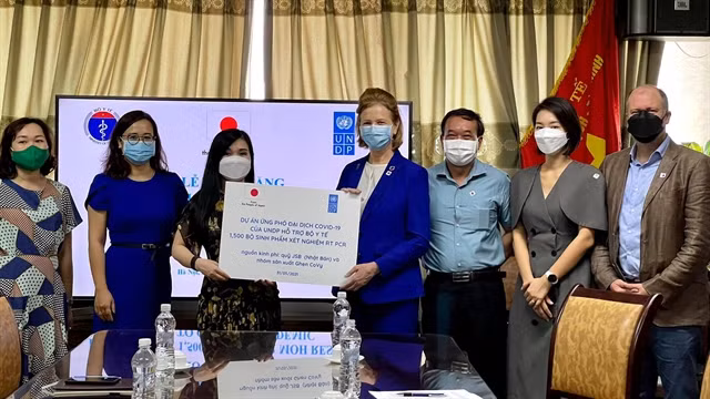 COVID-19 : le PNUD soutient plus de 1.500 kits de test RT PCR pour le Vietnam ảnh 1