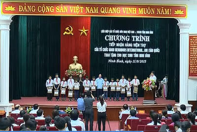 La République de Corée soutient des élèves démunis de Ninh Binh ảnh 1