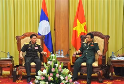 Vietnam et Laos renforcent leur coopération militaire ảnh 1