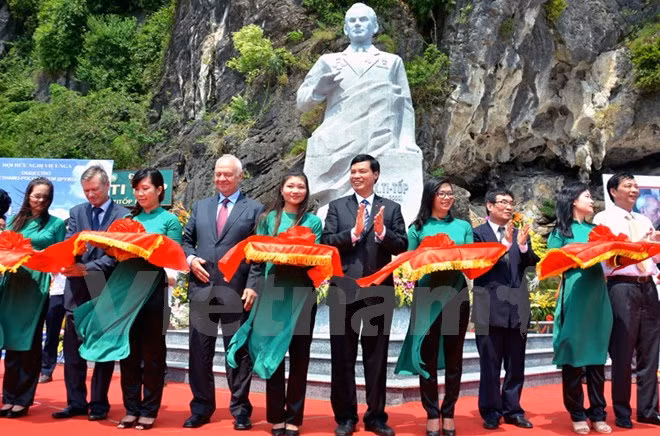 Quang Ninh : inauguration d’un buste de Guerman Titov ảnh 1