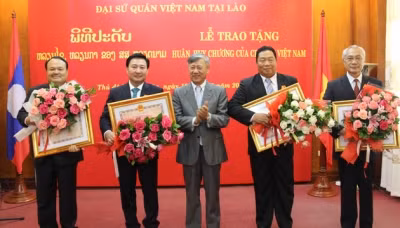 Le Vietnam honore certains responsables laotiens ảnh 1 Le Vietnam honore certains responsables laotiens ảnh 1
