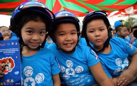 Remise de 10.000 casques à des élèves de Binh Dinh ảnh 1