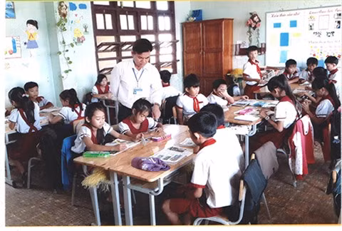 Phu Quy : une trentaine d'années sur l'île pour enseigner les élèves pauvres ảnh 1 Phu Quy : une trentaine d'années sur l'île pour enseigner les élèves pauvres ảnh 1